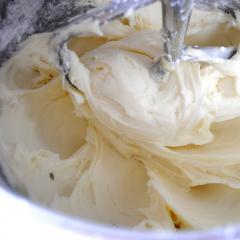 Pastayı sakızlı Yak ile süslemek için krema, pastayı vershkov kremasıyla sürün