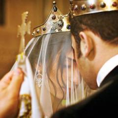 Znaczenie ceremonii ślubnej dla pary polega na tym, że muszą zawrzeć związek małżeński w kościele i że sakrament małżeństwa może uczcić setną rocznicę ślubu