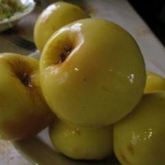 Խնձոր թրջել՝ այն եփած է և համեղ: