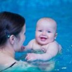 Користь від плавання у ванні для немовляти
